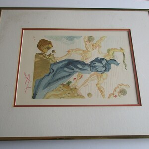 Pu&ograve; includere: Una stampa incorniciata di un'opera d'arte surrealista che raffigura un gruppo di figure nude in un paesaggio. Le figure sono contorte e sembrano cadere o fluttuare. Una grande roccia cade dal cielo, e un panno blu drappeggia sulle figure. La stampa &egrave; firmata nell'angolo in basso a sinistra.