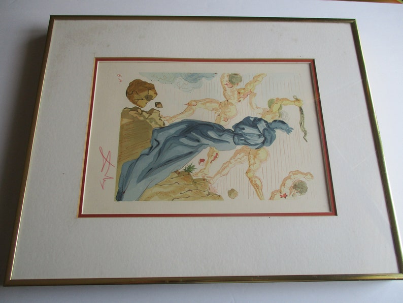 Pu&ograve; includere: Una stampa incorniciata di un'opera d'arte surrealista che raffigura un gruppo di figure nude in un paesaggio. Le figure sono contorte e sembrano cadere o fluttuare. Una grande roccia cade dal cielo, e un panno blu drappeggia sulle figure. La stampa &egrave; firmata nell'angolo in basso a sinistra.