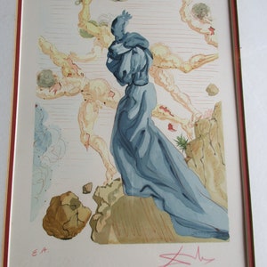 Pu&ograve; includere: Una stampa surrealista che presenta una figura con una veste blu in piedi su una scogliera rocciosa. La figura &egrave; circondata da altre figure in varie pose, alcune delle quali sembrano fluttuare. La stampa &egrave; firmata dall'artista e include le iniziali "E.A.".