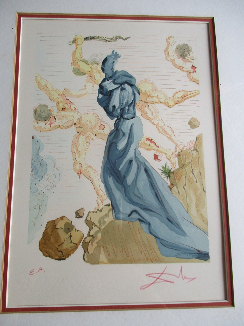 Pu&ograve; includere: Una stampa surrealista che presenta una figura con una veste blu in piedi su una scogliera rocciosa. La figura &egrave; circondata da altre figure in varie pose, alcune delle quali sembrano fluttuare. La stampa &egrave; firmata dall'artista e include le iniziali "E.A.".