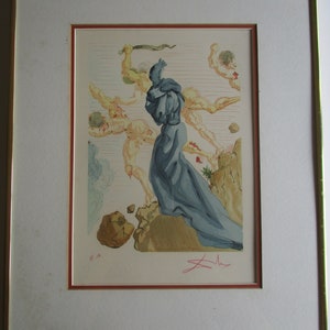 Pu&ograve; includere: Una stampa incorniciata di un dipinto surrealista che raffigura una figura in una veste blu in piedi su uno sperone roccioso, circondata da figure con pi&ugrave; arti. La stampa &egrave; firmata "Dal&iacute;" nell'angolo in basso a destra e include le iniziali "E.A." nell'angolo in basso a sinistra.