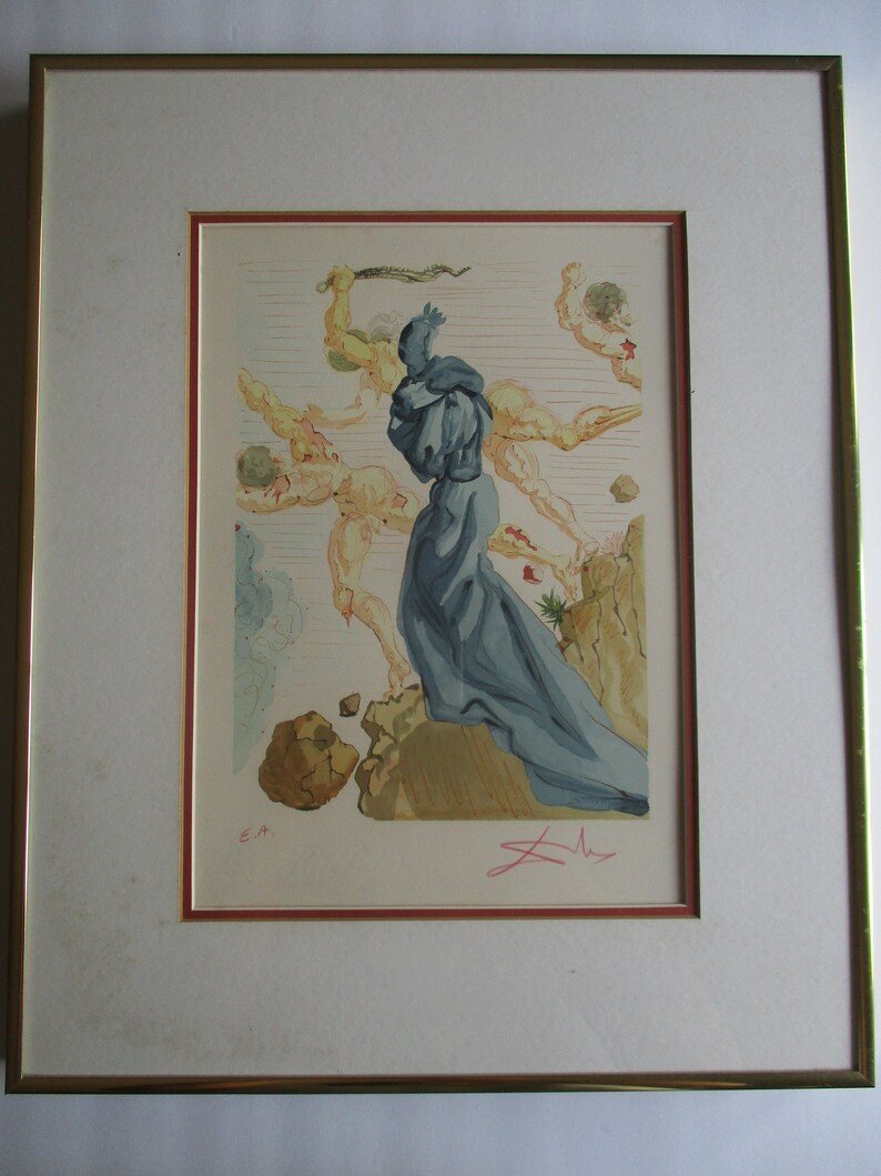 Pu&ograve; includere: Una stampa incorniciata di un dipinto surrealista che raffigura una figura in una veste blu in piedi su uno sperone roccioso, circondata da figure con pi&ugrave; arti. La stampa &egrave; firmata "Dal&iacute;" nell'angolo in basso a destra e include le iniziali "E.A." nell'angolo in basso a sinistra.