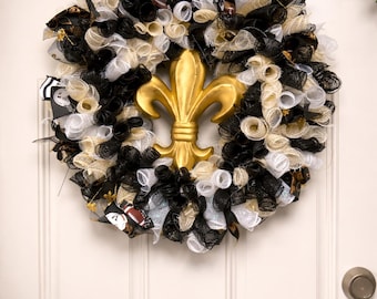 Elegante corona de flor de lis / Decoración de puerta en negro y dorado / Inspirada en los New Orleans Saints / Corona de malla de diseño / Hecha a mano de 35,5 cm