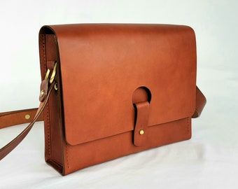 Keyhole leather crossbody bag