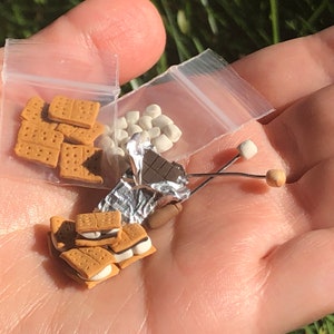 Doll House Miniature S'mores Set; 1:12 Escala hecha a mano Muñeca Artesanal Casa Conjunto de Alimentos; S'mores Camping / Campfire Foods Set; Miniaturas únicas