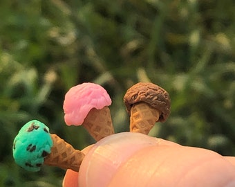 Cono de helado en miniatura a escala 1:12; helado de fresa, chocolate y menta con chispas, cono de helado de doble bola para casa de muñecas.