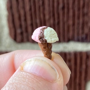 Miniatur-neopolitanische Eistüte; Maßstab 1:12 Eiscreme; Doppelkugel Waffeltüte Eis für Puppenhaus,