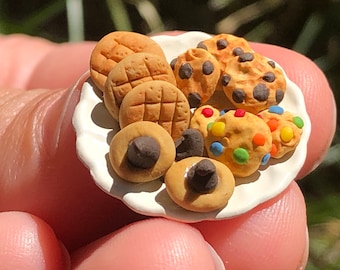 Variedad de galletas en miniatura para casa de muñecas o jardín de hadas