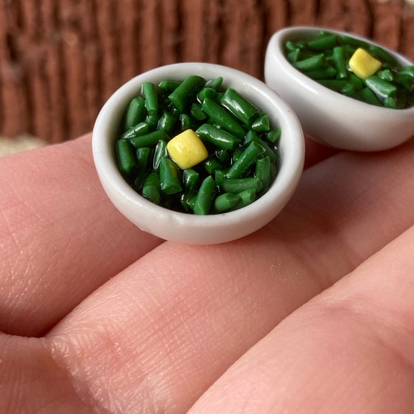 Bol miniature de haricots verts et de beurre pour maison de poupée, légumes maison de poupée, table à manger maison de poupée, légumes de poupée, nourriture de poupée, plat d’accompagnement