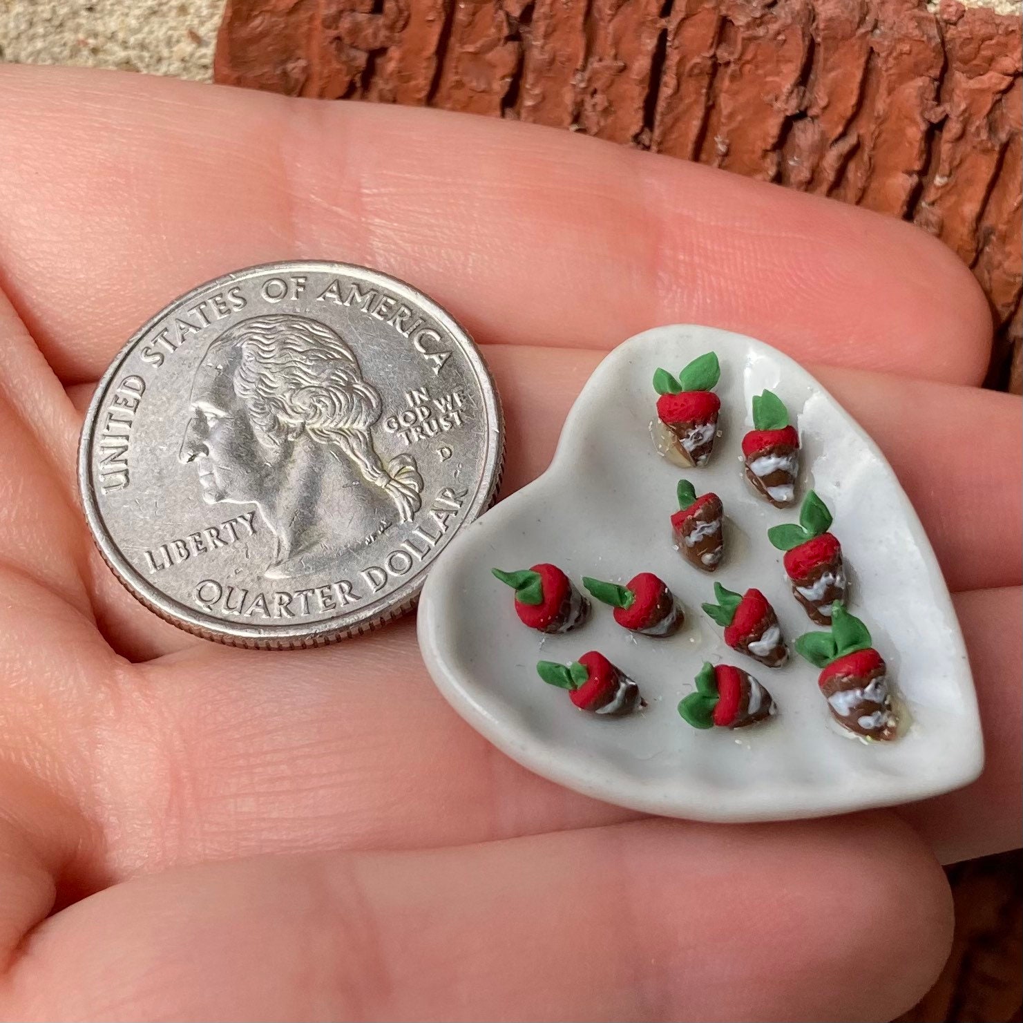 Casa de muñecas fresas cubiertas de chocolate en miniatura, dulces de jardín de hadas, minis del día de San Valentín, caramelos en miniatura a escala, miniatura romántica