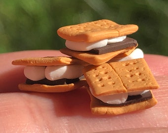 S&#39;mores en miniatura para casas de muñecas; comida para acampar a escala 1:12, sándwiches S&#39;mores para jardines de hadas, adorables S&#39;mores en miniatura; miniaturas únicas, comida para fogatas;