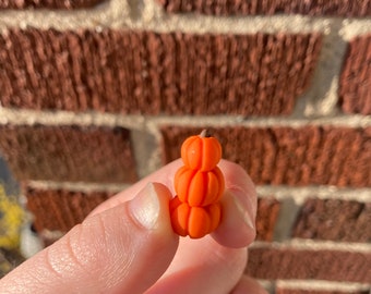 Miniatuurpompoenentoren feeënpompoenen, poppenhuispompoenen, minipompoenstapel, sprookjestuinpompoenen, pompoenen popgrootte, herfst, Halloween