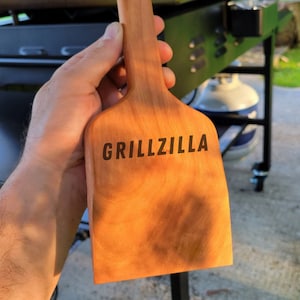 Personalized Wooden Grill Scraper, Custom Engraved Metal-Free BBQ Cleaner, Handmade Eco-Friendly Kitchen Tool, Unique Gift for Grill Masters