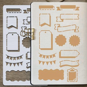Puede incluir: Una plantilla blanca con varias formas para hacer un diario, incluyendo etiquetas, pancartas y bordes decorativos. Un clip dorado sujeta la plantilla y una p&aacute;gina de diario con formas a juego en color beige. La p&aacute;gina del diario tiene una cuadr&iacute;cula punteada.