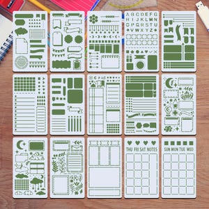 Puede incluir: Un conjunto de plantillas de pl&aacute;stico verde para bullet journaling y manualidades. Las plantillas incluyen varias formas, pancartas, calendarios y un alfabeto. Las plantillas est&aacute;n dispuestas sobre una superficie de madera.