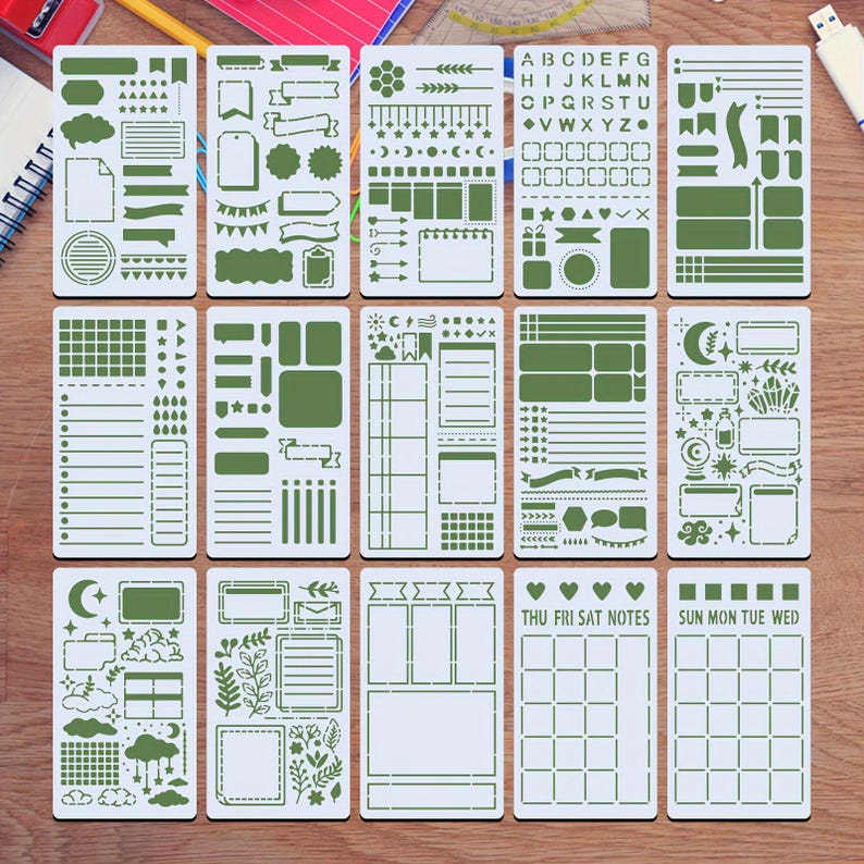 Puede incluir: Un conjunto de plantillas de pl&aacute;stico verde para bullet journaling y manualidades. Las plantillas incluyen varias formas, pancartas, calendarios y un alfabeto. Las plantillas est&aacute;n dispuestas sobre una superficie de madera.