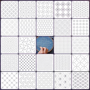Pode incluir: Um conjunto de 25 estênceis quadrados com vários padrões geométricos e orgânicos para bordados ou outros trabalhos manuais. Os desenhos incluem linhas, curvas e formas, com uma mão segurando um bastidor de bordado no centro. Os estênceis são brancos com desenhos pretos.