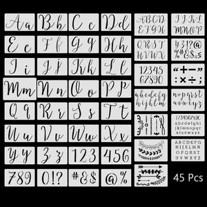 Könnte beinhalten: Ein Set von 45 Schablonen mit Groß- und Kleinbuchstaben, Zahlen und Symbolen in Schreibschrift. Enthält dekorative Elemente. Die Schablonen befinden sich auf rechteckigen, hellgrauen Hintergründen.