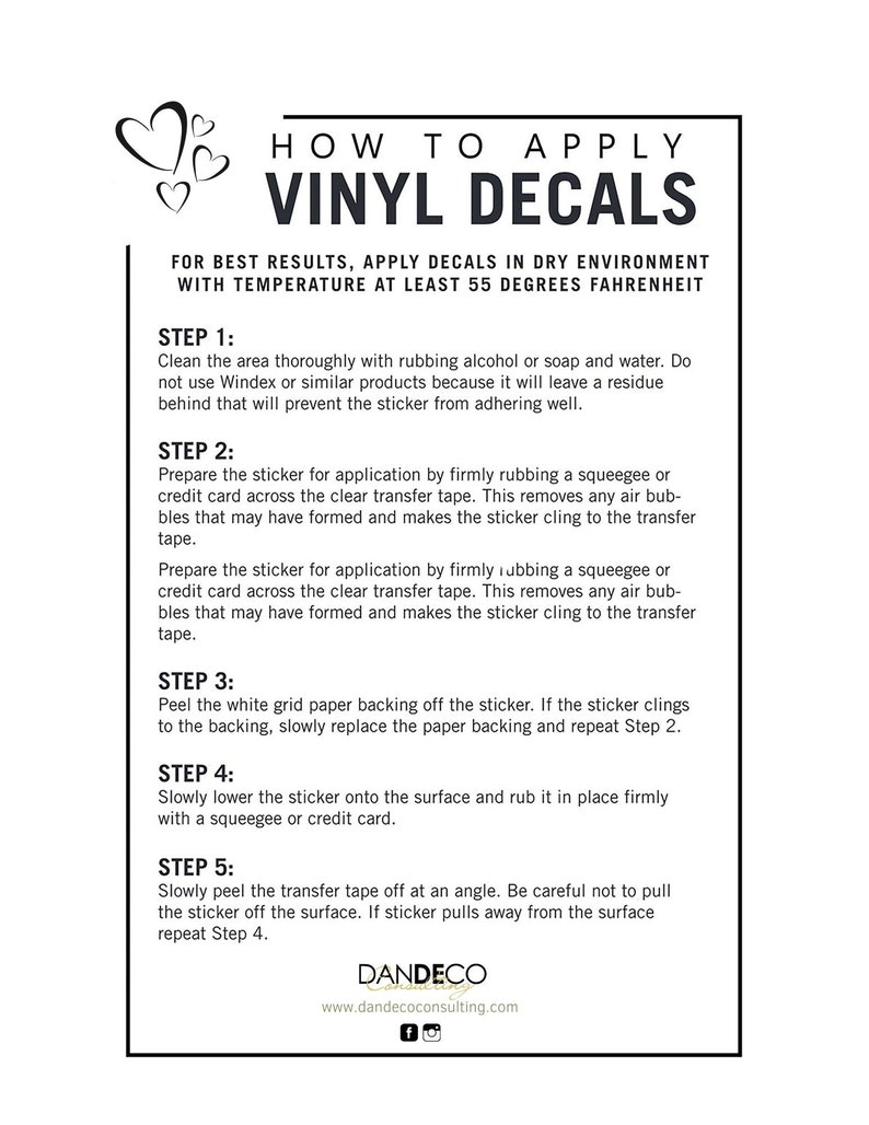 Peut inclure: Une feuille d'instructions blanche avec du texte noir expliquant comment appliquer des autocollants en vinyle. Les instructions comprennent cinq &eacute;tapes pour appliquer les autocollants, notamment le nettoyage de la surface, l'&eacute;limination des bulles d'air et le d&eacute;collement du film de transfert. La feuille comprend &eacute;galement le nom de l'entreprise "DANDECO" et l'adresse du site Web "www.dandecoconsulting.com".