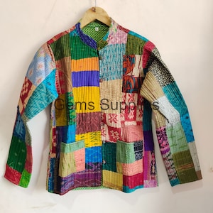 Puede incluir: Una chaqueta acolchada de patchwork colorida con cuello mandarín y cierre de botones. La chaqueta está hecha de varias telas en tonos de verde, azul, rojo, amarillo y morado.