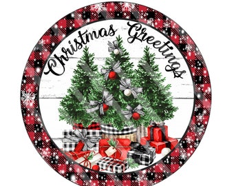 Könnte beinhalten: Ein rundes Weihnachtszeichen mit einem roten und schwarzen karierten Rand. Das Schild hat einen weißen Hintergrund mit drei grünen Weihnachtsbäumen, roten und weißen Ornamenten und einem Stapel verpackter Geschenke. Der Text "Christmas Greetings" ist in schwarzer Kursivschrift um die Bäume geschrieben.