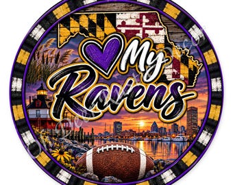Pode incluir: Uma placa redonda com o fundo da bandeira do estado de Maryland, um coração roxo e o texto "My Ravens" em letra cursiva. A imagem inclui um farol, o horizonte de uma cidade ao pôr do sol e uma bola de futebol americano marrom, emoldurada por uma borda xadrez preta e amarela.