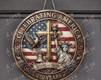 Könnte beinhalten: Ein kreisförmiges Wandplakat mit dem Text CELEBRATING AMERICA, 1776-2026 und 250 YEARS. Das Design zeigt ein goldenes Kreuz, einen Weißkopfseeadler, die Freiheitsstatue und eine Glocke vor einem rot-weiß-blauen amerikanischen Flaggenhintergrund.