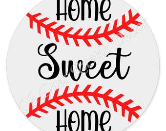 Pode incluir: Uma placa circular branca com um padrão de costura de basebol vermelho na parte superior e inferior. O texto preto diz Home na secção superior, Sweet no centro e Home na secção inferior, num tipo de letra cursivo.