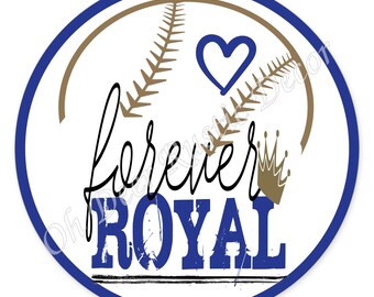 Pode incluir: Um design gráfico circular com um padrão de costura de basebol em tom castanho claro sobre um fundo branco. O texto "forever" está escrito em caligrafia preta e "ROYAL" em letras de forma azuis com uma coroa dourada e um coração.
