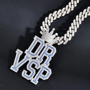Colgante de corona con palabras personalizadas, letras de piedra azul personalizadas/placa de identificación, cadena cubana, collar brillante, joyería unisex, regalo de aniversario