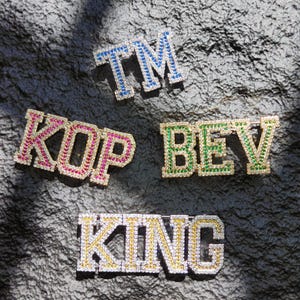 Broche con nombre y letras universitarias de piedras de colores personalizadas, prendedores de solapa con letras o palabras personalizadas, prendedor con iniciales brillantes, regalos únicos para ella y para él.