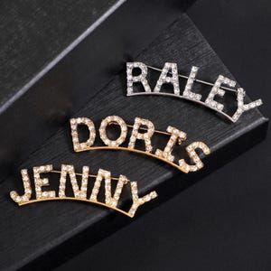 Broches con nombre arqueado personalizados, broches para gorra hechos a mano con brillantes diamantes de imitación para ella, broches de solapa con palabras personalizadas, broches para sombrero, regalos de aniversario