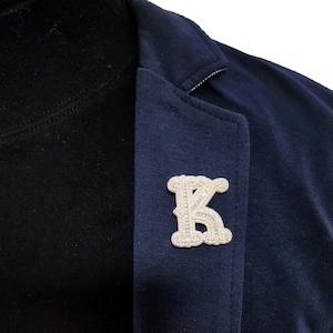 Broche com letras/números em inglês Icy Big, broche de lapela com nome inicial, joia de zircônia e diamante, presente de aniversário para ele, acessórios para festa de formatura