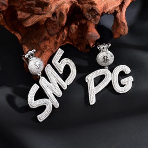 Ciondolo con lettere iniziali/numeri personalizzati con un sacchetto di soldi, catena con nome personalizzato, collana hip hop, gioielli da rapper, regali personalizzati