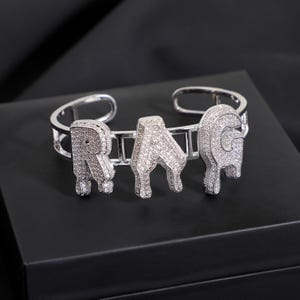 Pulseira com letras pingando PERSONALIZADA, pulseira com nome brilhante, acessórios femininos, presente personalizado para ela, joias para festa à noite