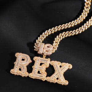 Colgante personalizado con nombre, edad, números y años con cadena cubana, collar con letras de diamantes CZ brillantes, cadena de hip hop, regalos personalizados para él/ella