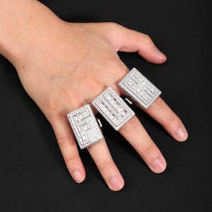 Anillo con inicial brillante para hombre, anillo con inicial personalizada con circonita AAAAA, anillo con estilo hip hop, anillo con letras impresionantes, regalo de joyería personalizado.