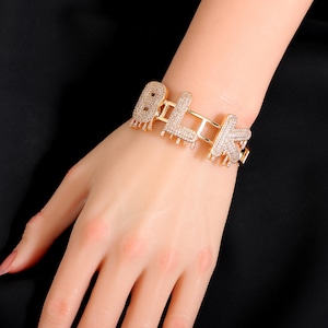 Pulseira com placa de identificação personalizada, pulseira ajustável com letras personalizadas, acessórios femininos populares, presente de joia personalizado para ela