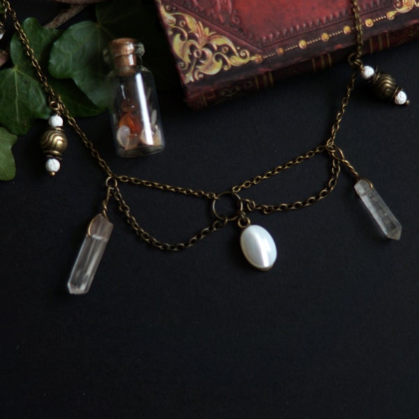 Ode à Séléné / Ras-de-cou en laiton bronze, nacre, pointes de cristal de roche, perles de pierre de lave et perles de bronze tibétaines