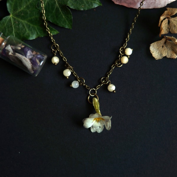 Primevère du Matin (micro collection Primavera) / Collier en laiton bronze, primevère sous résine, perles de citrine