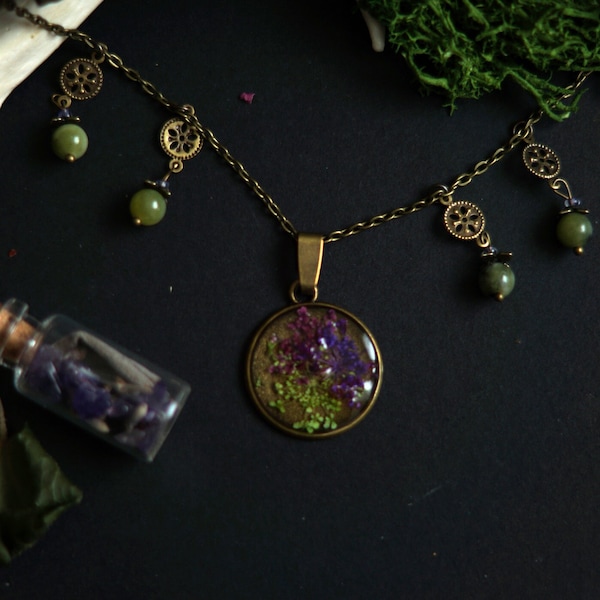 Mystique Herboriste (collection Hutte d'Herboriste) / Ras-de-cou en laiton bronze, fleurs séchées sous résine, perles de jade vert