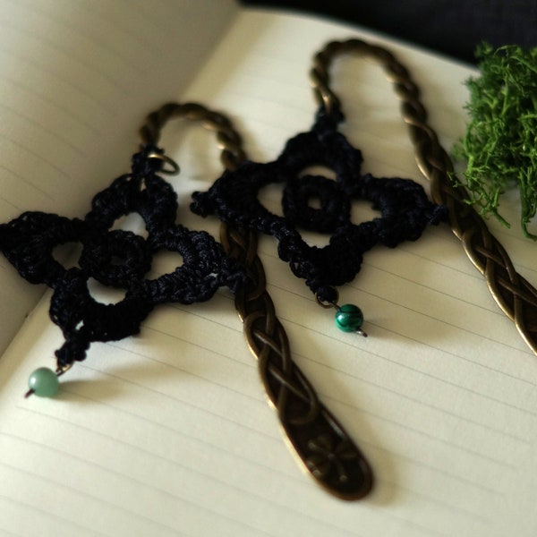 Celte / Marque-page en bronze avec trèfle au crochet irlandais, crocheté en coton mercerisé noir, et pierres fines, au choix
