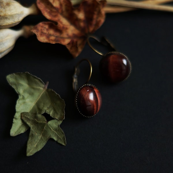 Chuchoteuse (collection Reine des Citrouilles) / Boucles d'oreilles dormeuses en laiton bronze et œil-de-taureau