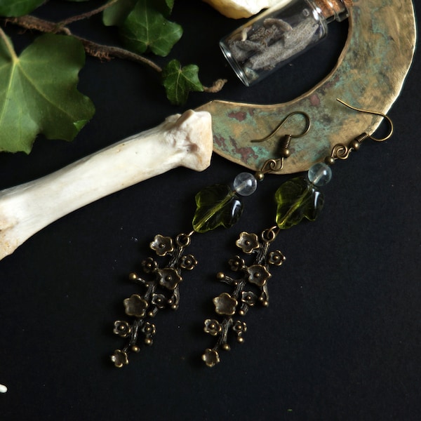 Esprits Sylvestres (collection Sorcière des Sous-Bois) / Boucles d'oreilles en laiton bronze, fluorite, perle de verre de bohème, breloque