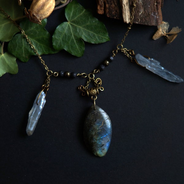 Reine Boréale (collection Murmures dans la Neige) / Ras-de-cou en laiton bronze, labradorite, cristal de roche, pierre de lave et perles