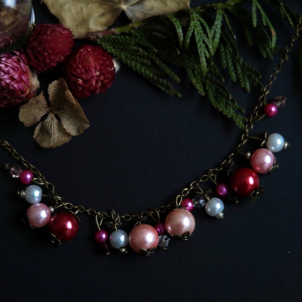 Baisers de Fée (micro collection Créatures Légendaires) / Collier avec perles de verre aux teintes roses, en laiton bronze, et breloques