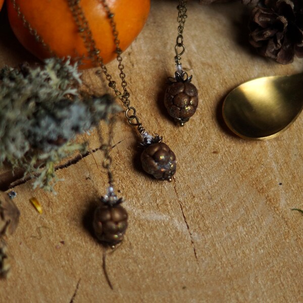 Mûre de Givre (collection Contes de Yule) / Collier en laiton bronze, médaillon sculpté en pâte polymère, perle de verre ou pierre de lave