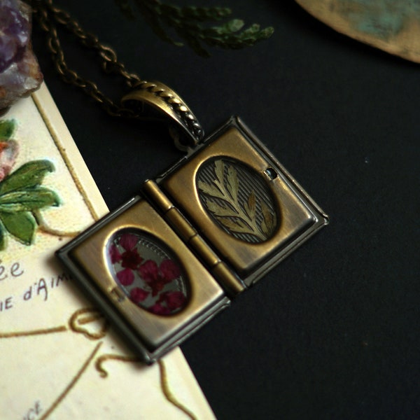 Grimoire de Belladone (collection Hutte d'Herboriste) / Collier en laiton bronze, fleurs séchées sous résine, grimoire en pendentif