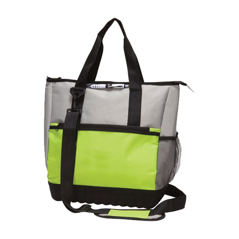 Może przedstawiać: Izotermiczna torba na zakupy w kolorze szarym i zielonym z czarnym zamkiem błyskawicznym, czarnymi uchwytami i regulowanym czarnym paskiem na ramię. Torba ma siatkową kieszeń z boku i kieszeń zapinaną na zamek błyskawiczny z przodu.