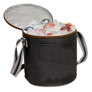 Puede incluir: Una bolsa de enfriador aislada negra con una cremallera marr&oacute;n y un asa marr&oacute;n. La bolsa de enfriador tiene un bolsillo frontal y est&aacute; llena de hielo y bebidas.